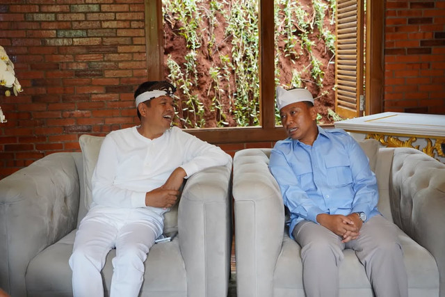 Wali Kota Depok, Supian Suri (kanan), berbincang dengan Gubernur Jawa Barat Dedi Mulyadi. Foto: @bangsupians