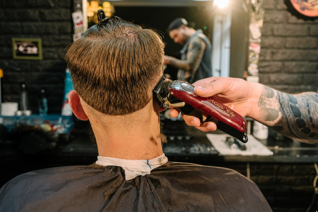 Ilustrasi untuk rekomendasi taper fade haircut pria. Sumber: pexels.com/Antoni Skhraba