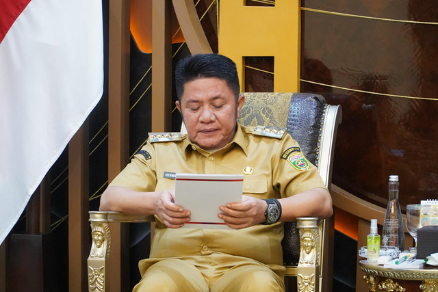 Gubernur Sumsel Herman Deru saat menerima laporan pembangunan Bendungan Tiga Dihaji di OKU Selatan dari Kepala BBWS Sumatera VIII Feriyanto Pawenrusi, di ruang kerjanya. Foto : Humas Pemprov Sumsel