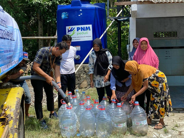 PNM Peduli dalam menyalurkan akses air bersih untuk masyarakat. Foto: Dok. PNM