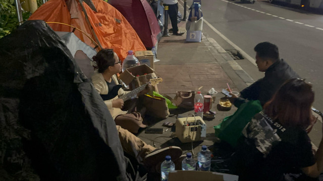 Sejumlah masyarakat sipil kembali camping di depan gedung MPR/DPR/DPD RI, Senayan, Jakarta Pusat pada Selasa (8/4/2025). Foto: Abid Raihan/kumparan