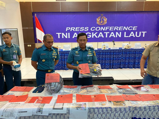 Kadispenal Laksamana Pertama TNI I Made Wira Hady Arsanta Wardhana menunjukkan barang bukti kasus pembunuhan wartawati, Selasa (8/4/2025). Dok: kumparan