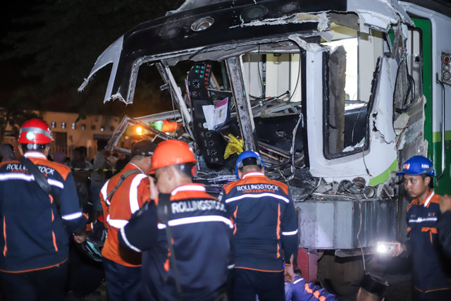Petugas mengevakuasi kereta api commuter line Jenggala yang menabrak truk bermuatan kayu di Desa Tenggulunan, Kebomas, Gresik, Jawa Timur, Selasa (8/4/2025). Foto: Rizal Hanafi/ANTARA FOTO