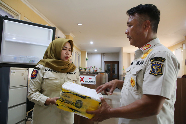 Kepala Satpol PP Surabaya M. Fikser saat menyerahkan sampel es krim. Foto: Diskominfo Surabaya