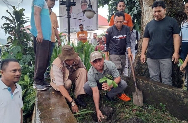 Bupati Bolaang Mongondow, Yusra Alhabsyi (pegang bibit pohon), saat menanam bibit pohon di halaman perkantoran Bupati Bolmong, Sulawesi Utara.