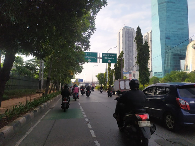 Situasi arus lalu lintas di Jalan Prof. Latumenten dan Jalan Letjen S. Parman pada Rabu (9/4). Foto: Rachmadi Rasyad/kumparan