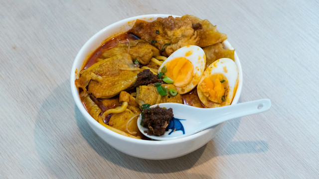 Makanan khas Malaysia. Foto laksa, salah satu makanan khas Malaysia. Sumber: Unsplash/Advocator SY