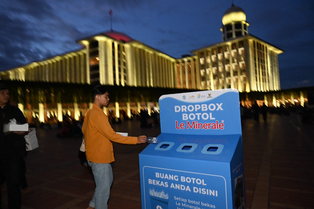 Botol bekas buka puasa yang dikumpulkan untuk program Sedekah Botol Bekas Jadi Donasi Untuk Palestina di Masjid Istiqlal selama Ramadan. Foto: Dok. Istimewa