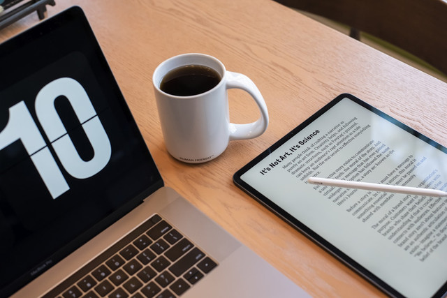 Ilustrasi contoh produk digital. Foto: Unsplash/ CURVD®