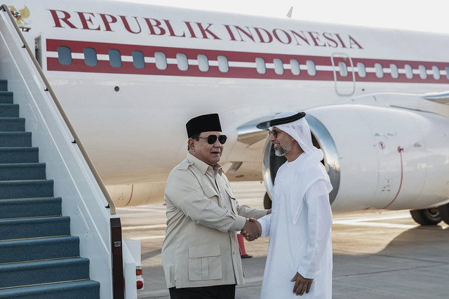 Presiden Prabowo Subianto tiba di Abu Dhabi dan disambut oleh sejumlah delegasi dari Persatuan Emirat Arab. Foto: Instagram/ @presidenrepublikindonesia