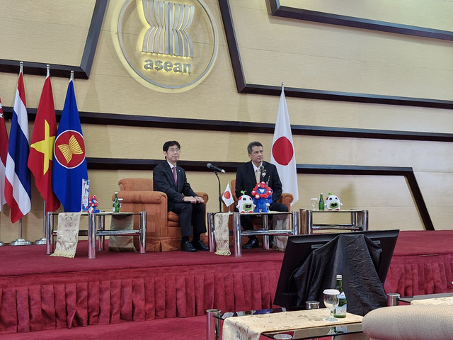 Wakil Sekretaris Jenderal ASEAN Nararya S. Soeprapto dan Dubes Jepang untuk ASEAN Kiya Masahiko memberikan keterangan terkait partisipasi ASEAN di World Expo 2025 yang digelar di Osaka, Jepang. Foto: Nadia Riso/kumparan