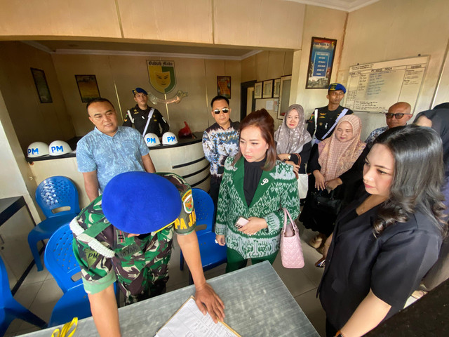 Tim Hotman Paris 911 bersama keluarga Polisi tewas ditembak datangi Denpom II/3 Lampung. | Foto: Sinta Yuliana/Lampung Geh