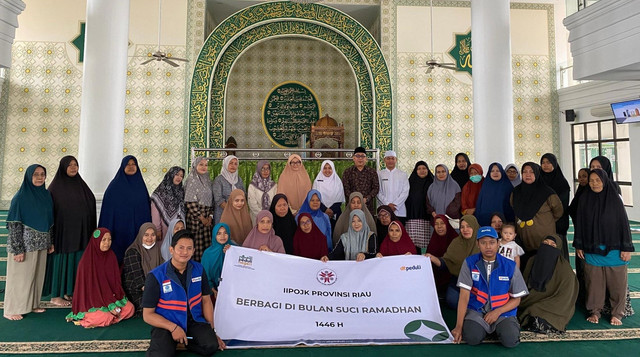 Ikatan Istri Pegawai (IIP) OJK bersama DT Peduli Riau serahkan Bingkisan Lebaran kepada yang membutuhkan (Sumber : DT Peduli)