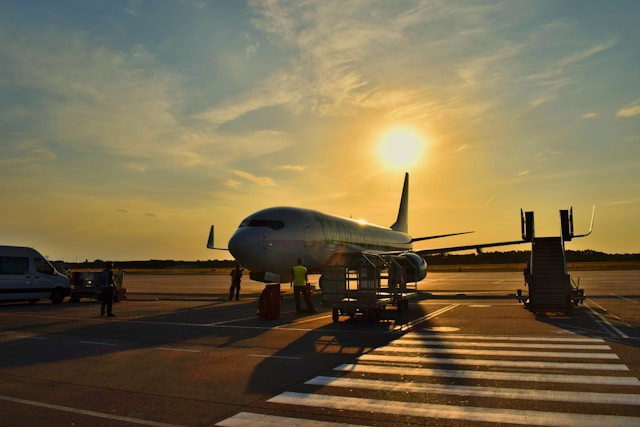 Harga Tiket Pesawat Semarang - Bali. Foto Hanya Ilustrasi, Bukan Sebenarnya. Sumber Foto: Unsplash.com/Anna Gru