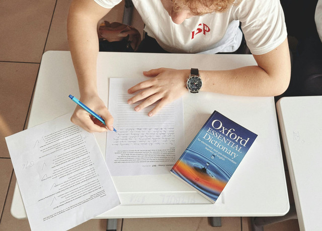 Ilustrasi contoh soal PAS Bahasa Inggris kelas 10 semester 2. Foto: Pexels.com/SNDRF .
