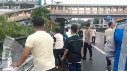 Evakuasi papan reklame yang roboh di Tol Dalam Kota, Jakarta, Rabu (9/4/2025). Foto: X/ @TMCPoldaMetro