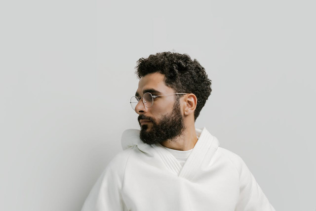 Ilustrasi untuk model potongan rambut ikal dan mengembang. Sumber: pexels.com/Cottonbro Studio