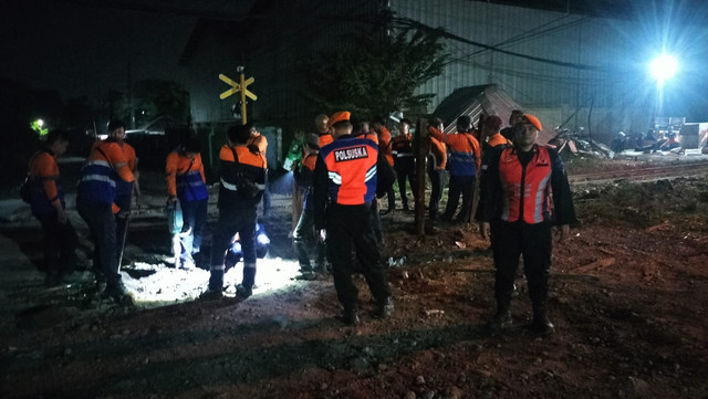 Lokasi kecelakaan temperan maut Commuter Line Jenggala dan truk kayu, Selasa (8/4) malam. Foto: Humas KAI Daop 8 Surabaya