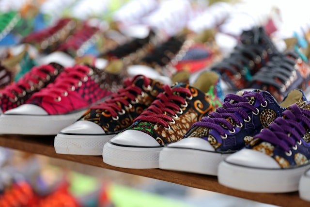 Toko sepatu anak Jogja. Foto hanyalah ilustrasi, bukan tempat yang sebenarnya. Sumber: Unsplash/Andrew Itaga