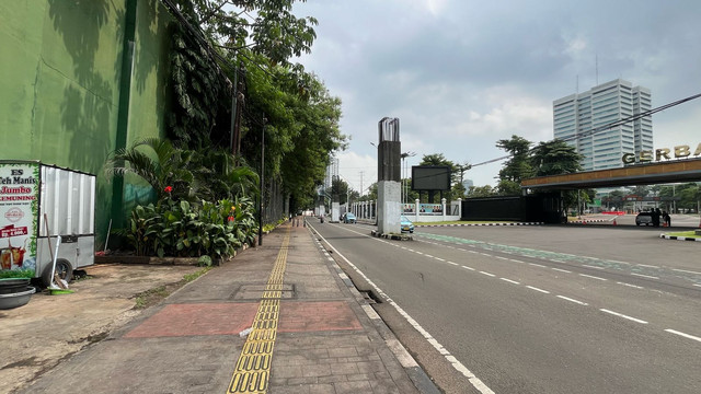 Suasana di trotoar depan Gerbang Pancasila Gedung DPR/DPD/ MPR RI, Senayan, Jakarta Pusat, Kamis (10/4). Foto: Haya Syahira/kumparan