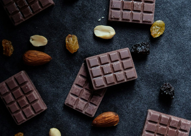 Ilustrasi Cara Menyimpan Coklat Silverqueen agar Tidak Meleleh, Unsplash/Alina Parache