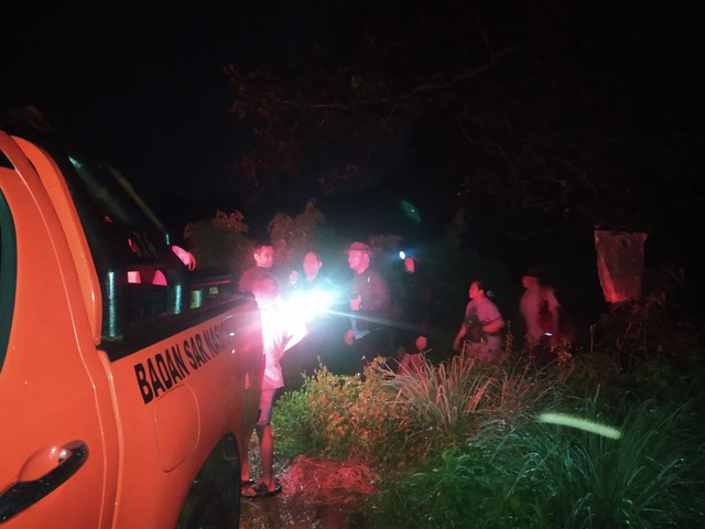 Tim Basarnas evakuasi tig orang dokter RSUP Dr Wahidin Sudirohusodo Makassar, Sulsel, yang terjebak banjir setelah mengikuti Google Maps. dok Basarnas Makassar
