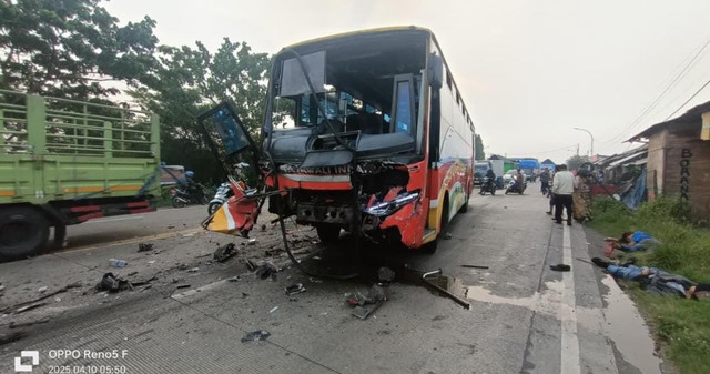 Kecelakaan maut antara Bus Rajawali Indah bernopol S 7707 UA dengan mobil Isuzu Panther terjadi di Jalan Raya Duduksampeyan, Kabupaten Gresik, Kamis (10/4/2025). Foto: Dok. Istimewa