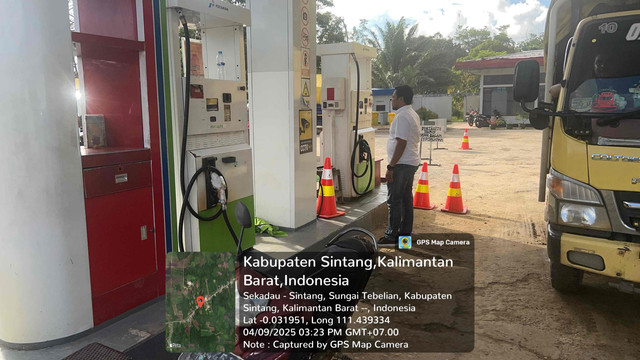 Pengecekan SPBU oleh Satreskrim Polres Sintang merespon postingan di medsos yang menyebutkan adanya dugaan penimbunan BBM. Foto: Dok Polres Sintang