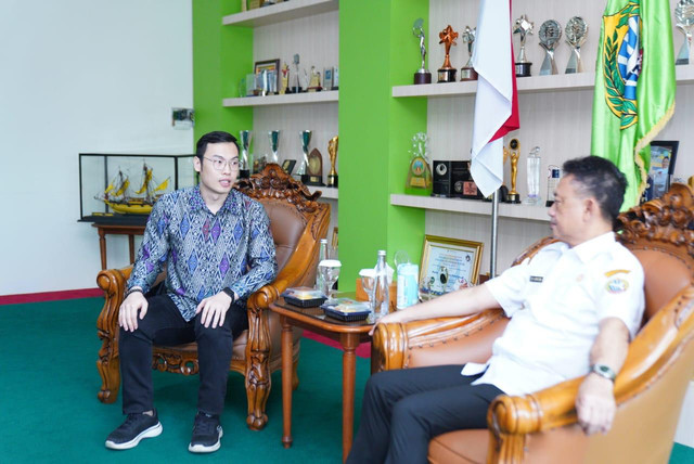 Wali Kota Pontianak Edi Rusdi Kamtono berbincang dengan Michael Chai, Organizing Chairperson Saberkas. Foto: Dok. Prokopim Pemkot Pontianak