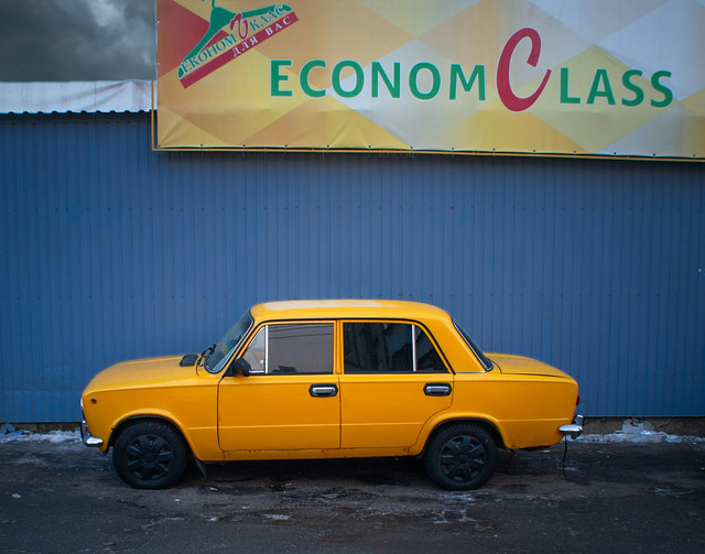 Ilustrasi cara bayar pajak mobil online jakarta 2025. Sumber: andriy nestruiev/unsplash