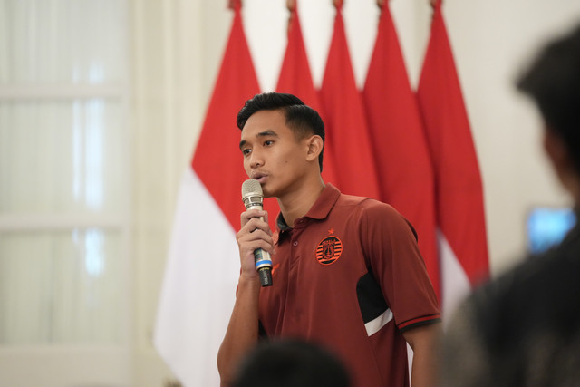 Pemain Persija Jakarta Rizky Ridho saat bertemu dengan Gubernur DKI Jakarta Pramono Anung dan Wakil Gubernur Rano Karno di Balai Kota, Jakarta, Kamis (10/4/2025). Foto: Media Persija