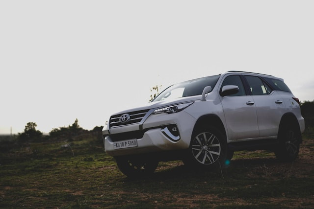 Ilustrasi Daftar Pajak Mobil Fortuner 2025 Semua Tipe dan Tahun Rilis. Foto: dok. Unsplash/Amith Ramakrishna