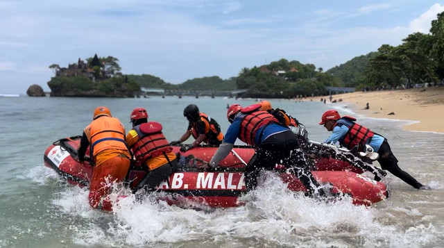 Petugas gabungan saat melakukan pencarian hari kedua tiga santri yang terseret ombak saat berenang di Pantai Balekambang, Kecamatan Bantur, Kabupaten Malang, Kamis (10/4/2025). Foto: Basarnas Surabaya