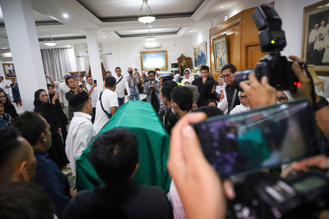 Kerabat dan keluarga membawa jenazah Titiek Puspa setibanya di rumah duka di kawasan Pancoran, Jakarta, Kamis (10/4/2025). Foto: Iqbal Firdaus/kumparan