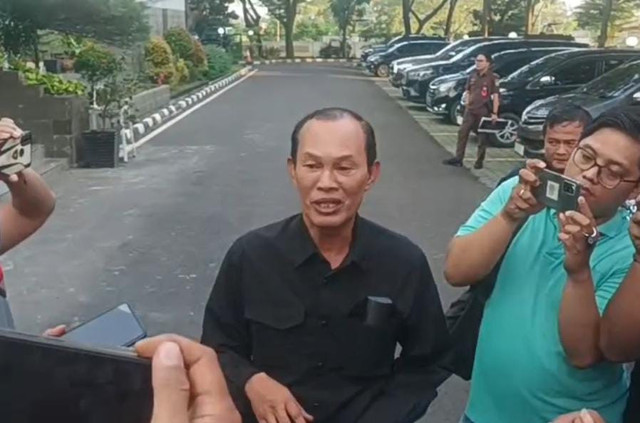 Eks Wali Kota Palembang, Harnojoyo usai diperiksa Kejati Sumsel sebagai saksi kasus dugaan korupsi Pasar Cinde. Foto : Istimewa