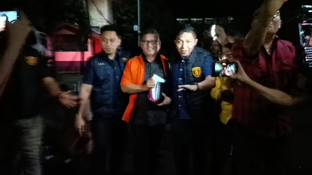 FK alias Fereydy mengenakan rompi oranye usai diperiksa penyidik Polda Sulawesi Utara terkait dengan dugaan korupsi dana hibah Sinode GMIM.