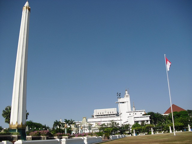 Mars Jawa Timur. Foto Tugu Pahlawan Surabaya Jawa Timur. Sumber: pixabay.com/astama81