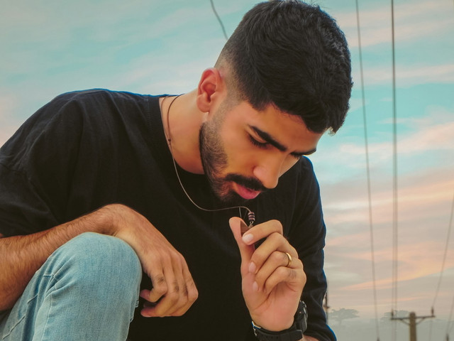 Kata-kata Sad Boy yang Paling Galau. Foto: Unsplash/Amir Javadzadeh.