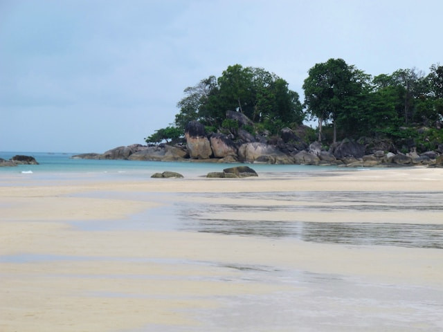 Pulau Enggano. Foto Hanya Ilustrasi, Bukan Sebenarnya. Sumber Foto: Unsplash.com/Ruben Sukatendel