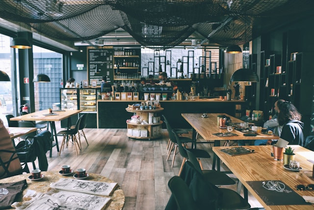 Cafe 24 Jam di Medan. Foto Hanya Ilustrasi, Bukan Sebenarnya. Sumber Foto: Unsplash.com/Petr Sevcovic