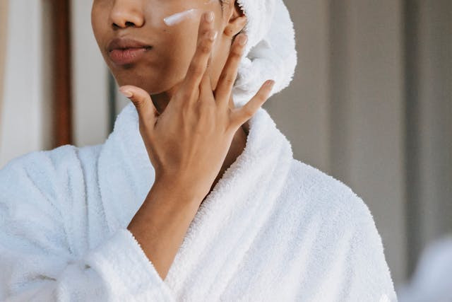 Ilustrasi Glad2Glow moisturizer pink untuk kulit apa?. sumber: Pexels/Sora Shimazaki