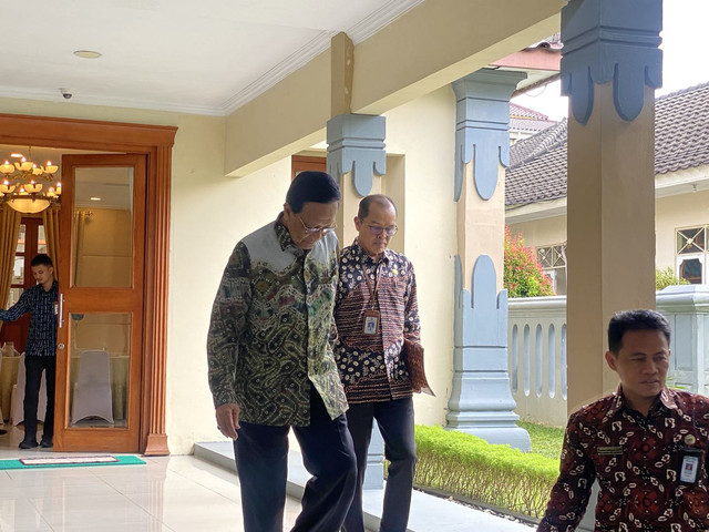 Gubernur Daerah Istimewa Yogyakarta (DIY), Sri Sultan Hamengku Buwono X, usai pertemuan dengan Wali Kota Yogyakarta di Kantor Gubernur DIY. Foto: Resti Damayanti/Pandangan Jogja