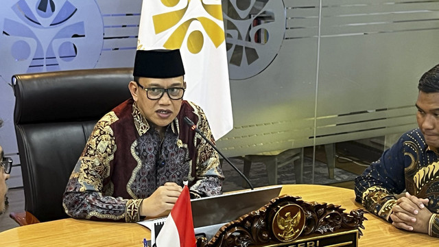 Menteri Perlindungan Pekerja Migran Indonesia Abdul Kadir Karding saat Konferensi Pers Di Gedung KP2MI, Jakarta, Jumat (11/4/2025). Foto: Rayyan Farhansyah/kumparan