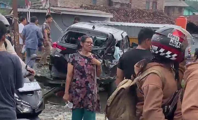 Mobil tertabrak kereta api babaranjang di perlintasan kereta api sebidang Jalan H Komarudin, Rajabasa, Bandar Lampung. | Foto: Sinta Yuliana/Lampung Geh