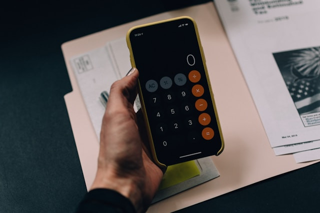 Ilustrasi Cara Menyimpan Uang Agar Tidak Boros. Foto: dok. Unsplash/Kelly Sikkema