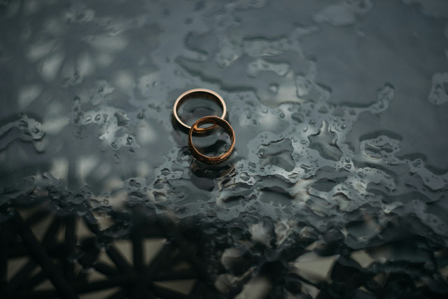 Ilustrasi Teks Penyerahan Pengantin Pria Bahasa Sunda Lucu, Sumber Unsplash Zoriana Stakhniv