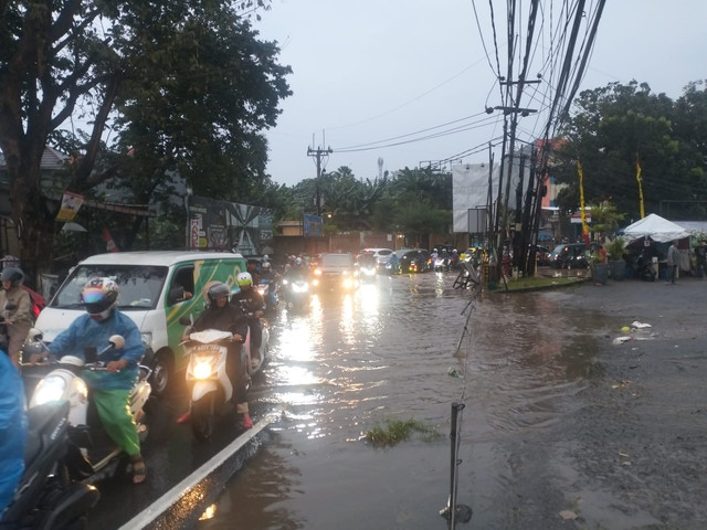 Banjir di jalanan Kota Depok usai hujan deras mengguyur, Jumat (11/4/2025) dok kumparan.