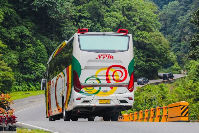 Perbedaan Bus AKAP dan Patas. Foto Hanya Ilustrasi, Bukan Sebenarnya. Sumber Foto: Unsplash.com/Jalal Kelink