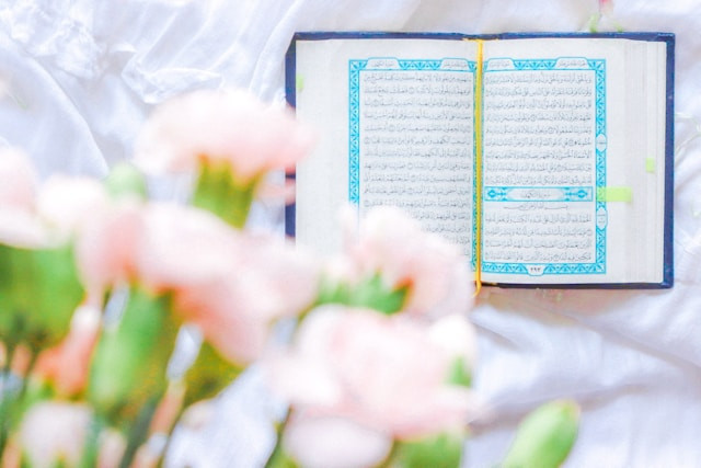 Bacaan Sholawat Ibrahimiyah. Foto hanya ilustrasi. Sumber foto: Unsplash/The Dancing Rain