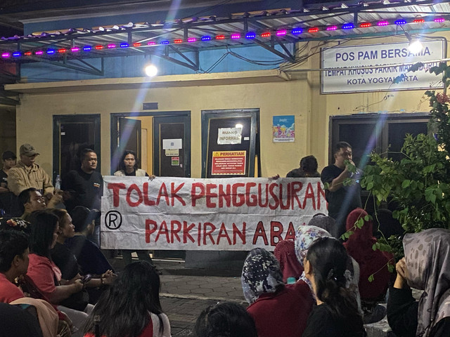 Pedagang dan juru parkir menyatakan sikap terkait pembongkaran TPK Abu Bakar Ali di kawasan Malioboro. Foto: Resti Damayanti/Pandangan Jogja